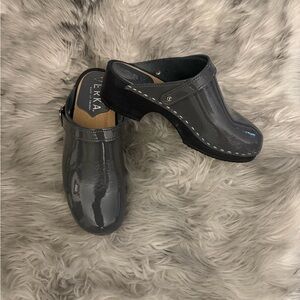 Women's Glossy Gray Clogs